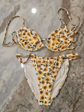 WeWoreWhat Sunflower Bikini Set Small NWOT Underwire Top Adj. bottom Floral